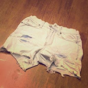 . ° ripped blue jean shorts.